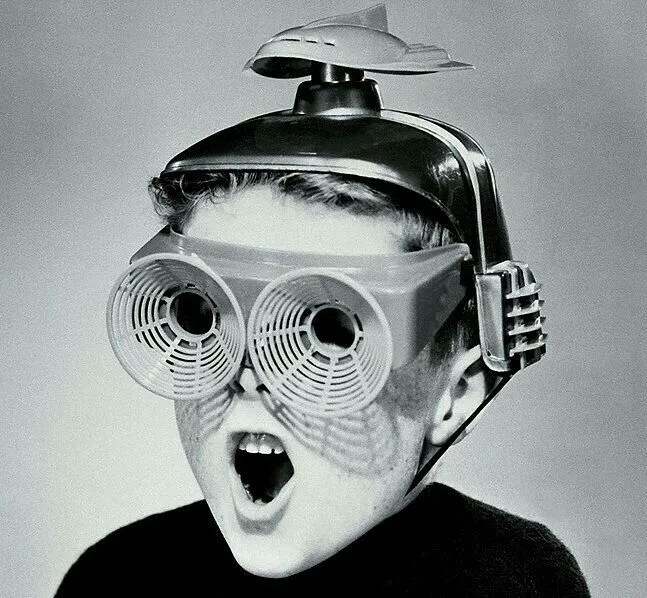 Retrato en blanco y negro de una mujer con binoculares estampados con el símbolo floral de Ay Qué Bonito